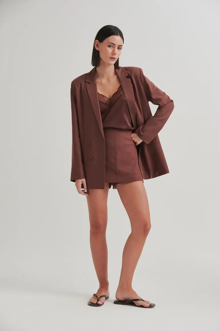 Mini falda estilo short confeccionada en lino con detalles modernos de Sweet en Shorts para argentina