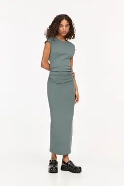 Vestido midi con frunces de Pull&Bear en Vestidos para argentina