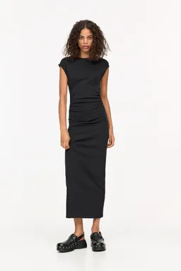 Vestido midi con frunces de Pull&Bear en Vestidos para argentina