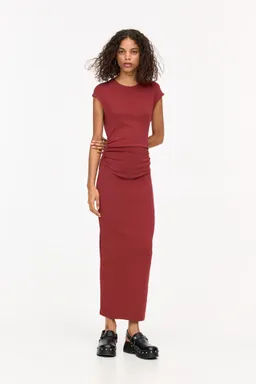Vestido midi con frunces de Pull&Bear en Vestidos para argentina