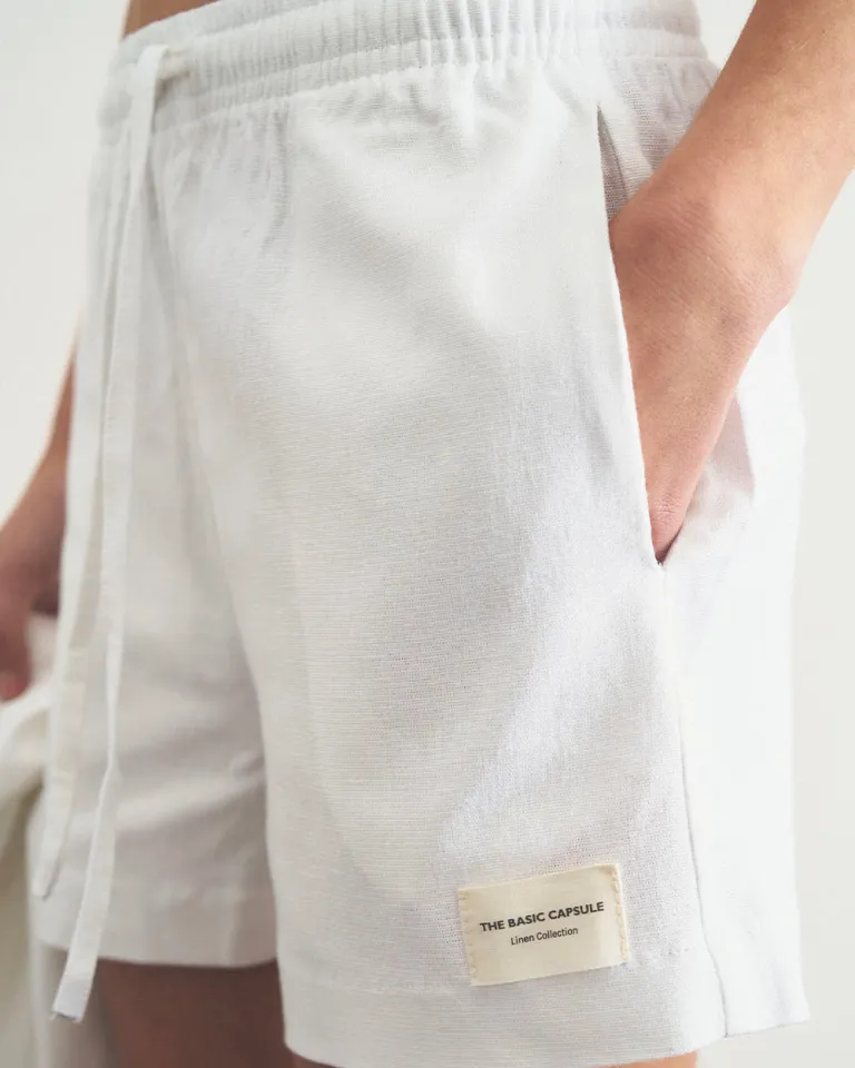 Shorts blancos de lino con diseño moderno y ajuste personalizable de Sky en Shorts para argentina