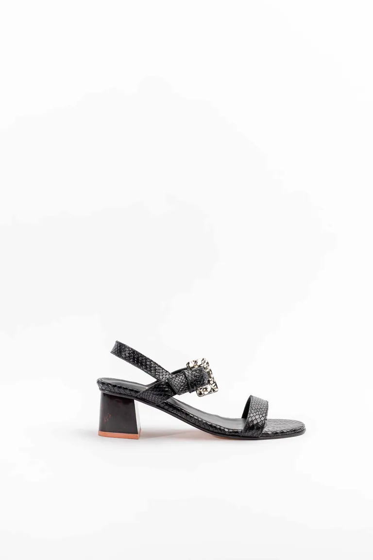 Sandalia de tiras en cuero con detalles de hebilla de Mishka en Sandalias para argentina