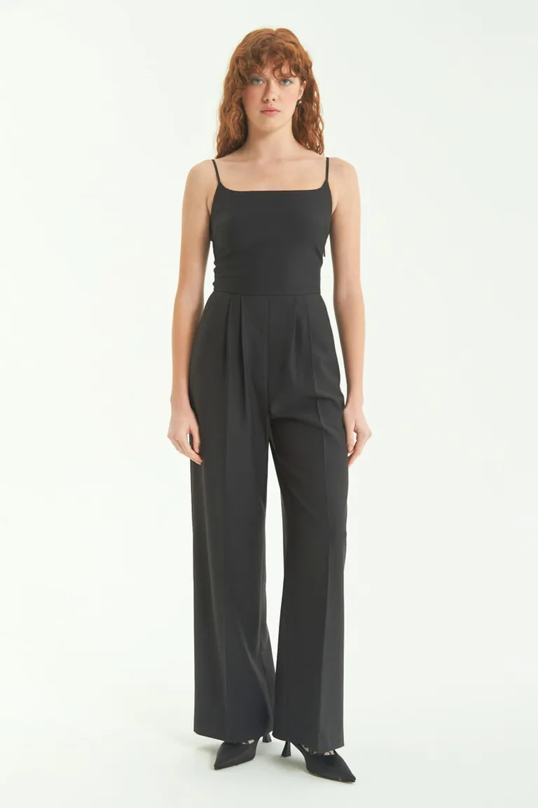 Elegante enterito negro con escote recto, breteles finos y piernas anchas de Las Pepas en Monos para argentina