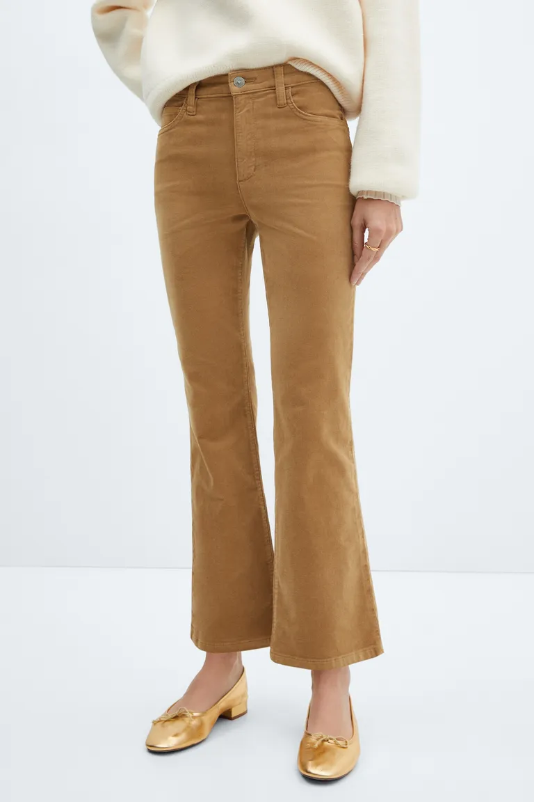 Pantalón acampanado crop corderoy de Mango en Pantalones para argentina