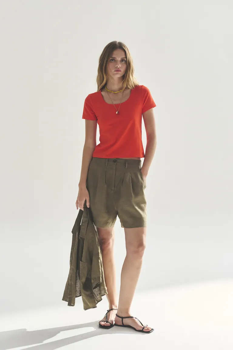 Remera roja de corte recto y estilo básico para mujer de Akiabara en Remeras para argentina