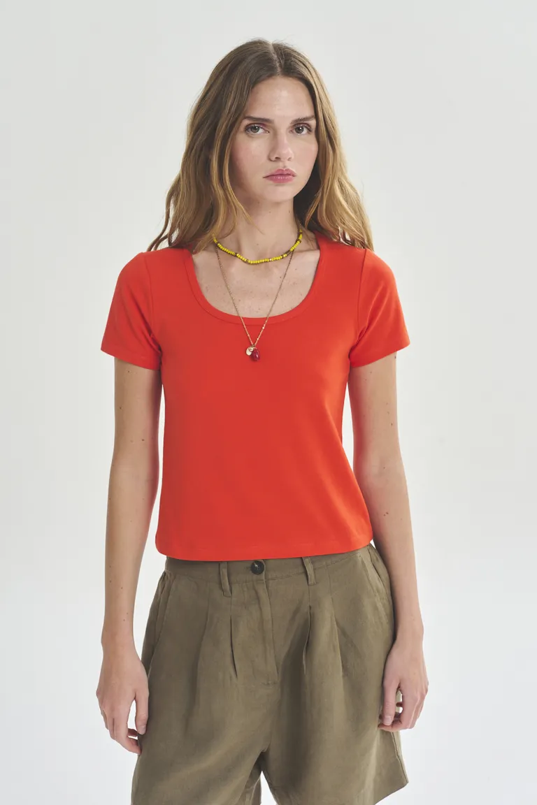 Remera roja de corte recto y estilo básico para mujer de Akiabara en Remeras para argentina