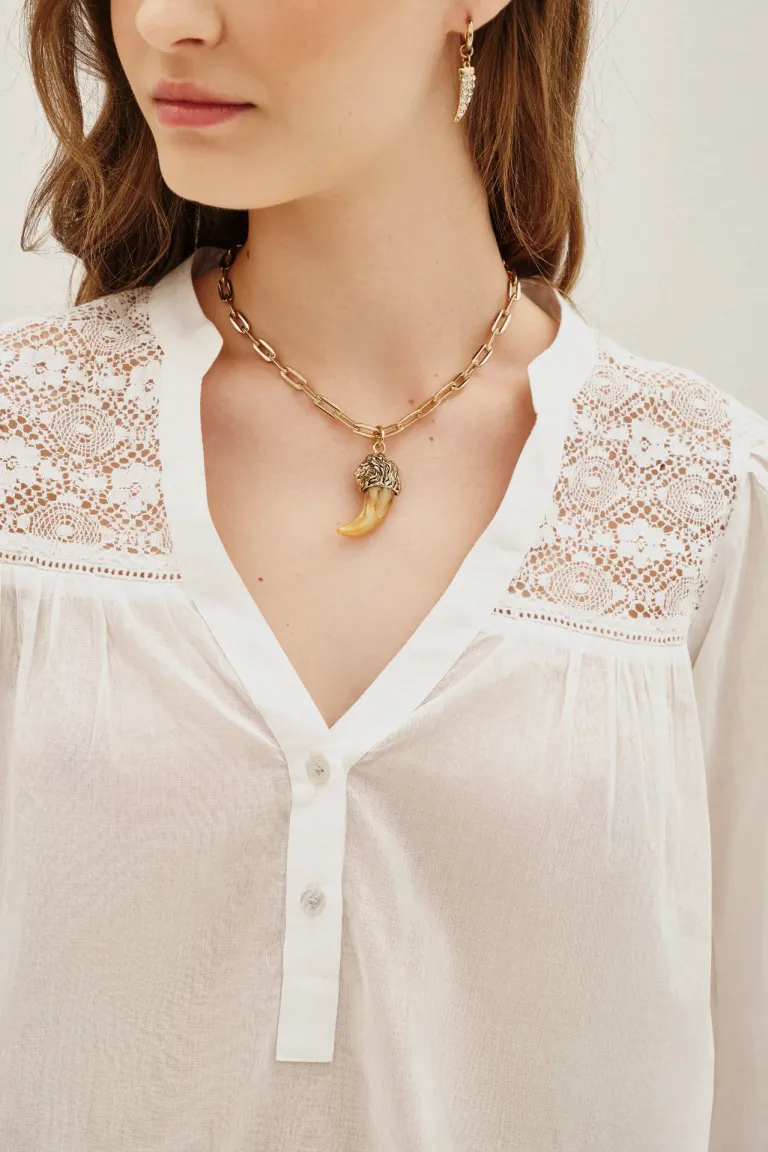 Camisa con escote en V y detalles de puntilla en canesú con mangas largas fruncidas de Rapsodia en Camisas para argentina