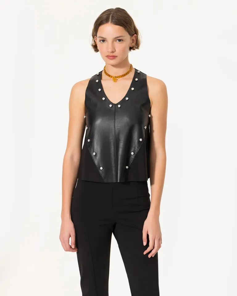 Top de cuero negro con recortes y remaches brillantes para un estilo elegante y chic de Jazmin Chebar en Tops para argentina