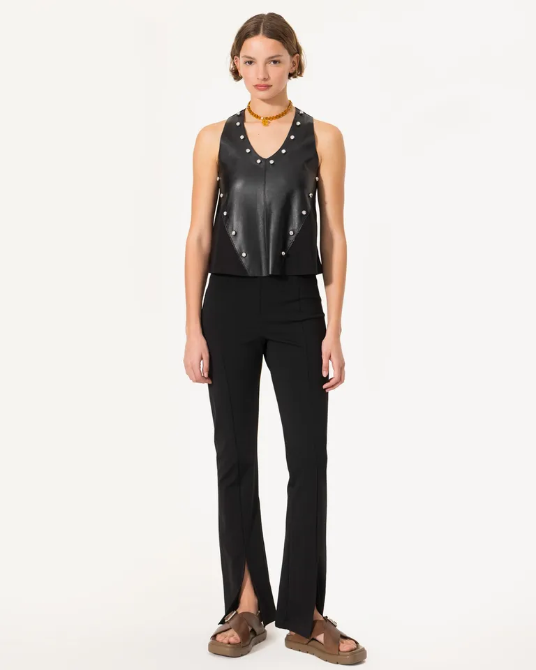 Top de cuero negro con recortes y remaches brillantes para un estilo elegante y chic de Jazmin Chebar en Tops para argentina