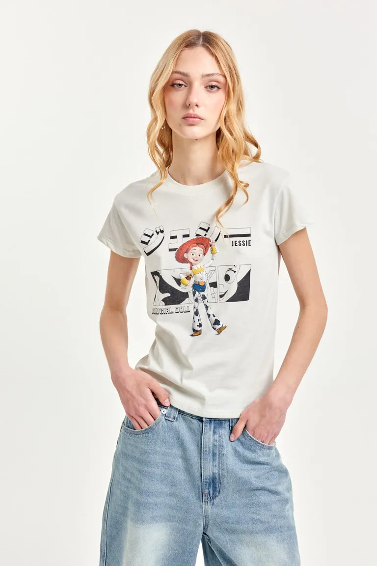 Remera de algodón con estampado de Jessie, personaje Disney, para un look casual y moderno de 47 Street en Remeras para argentina