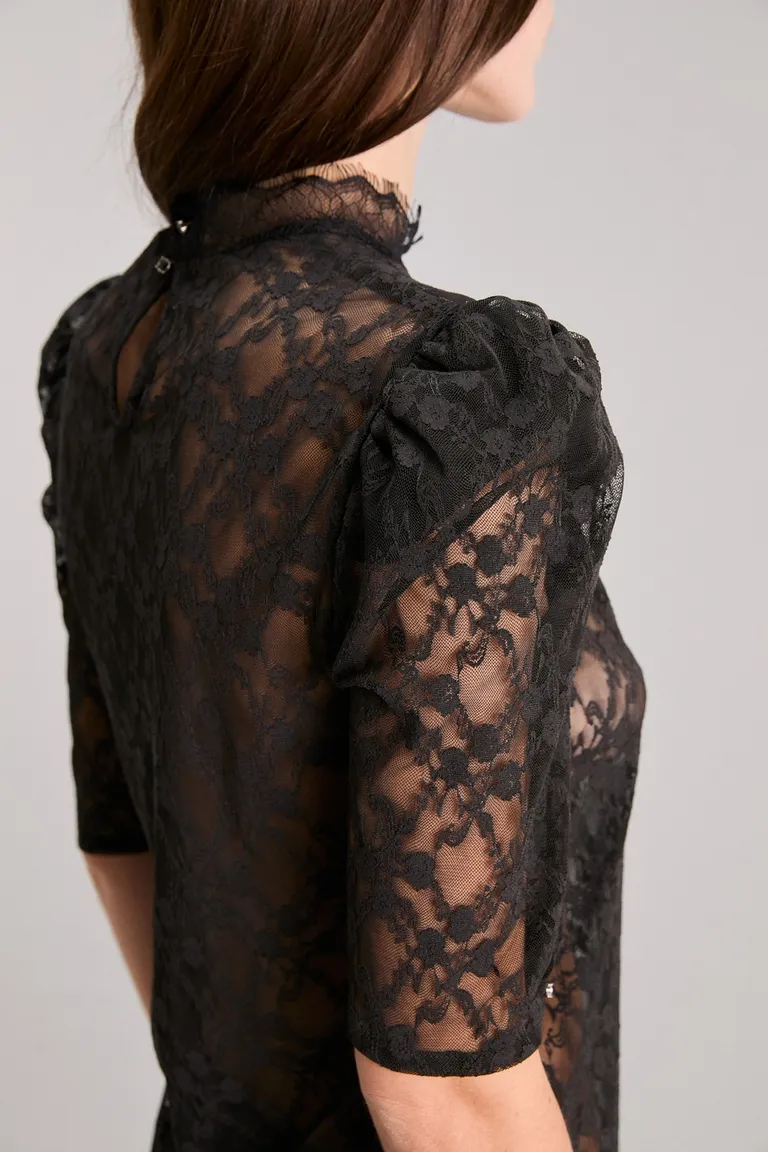 Top de encaje negro con mangas abuchonadas y detalles en la espalda de Kosiuko en Tops para argentina