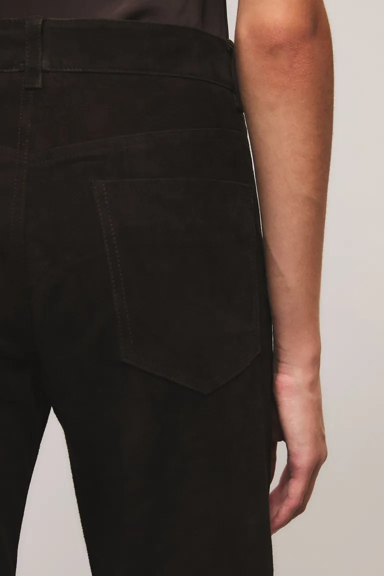 Pantalón de mujer tiro bajo con corte acampanado y bolsillos laterales de diseño clásico de Kosiuko en Pantalones para argentina