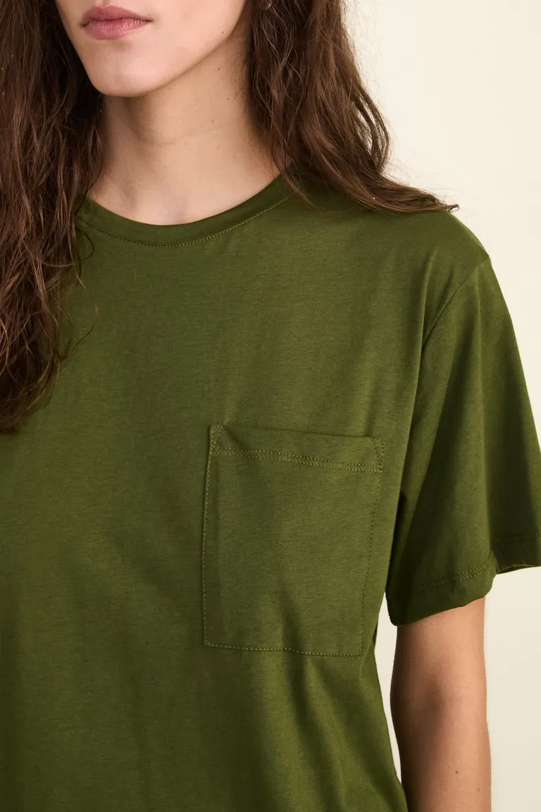 Remera de corte holgado con escote redondo, mangas cortas y bolsillo frontal con tajos laterales de Cuesta Blanca en Remeras para argentina