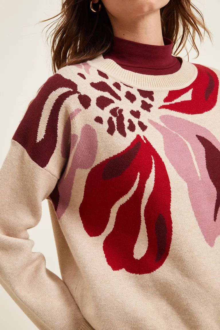 Sweater tejido cuello redondo con diseño floral jacquard y terminaciones en rib de Cuesta Blanca en Buzos y Sweaters para argentina