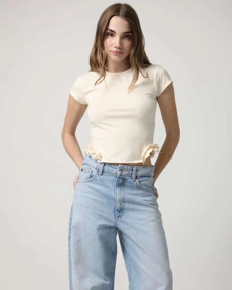 Remera corta de algodón y lycra con volados laterales en la cintura de Hesed en Remeras para argentina