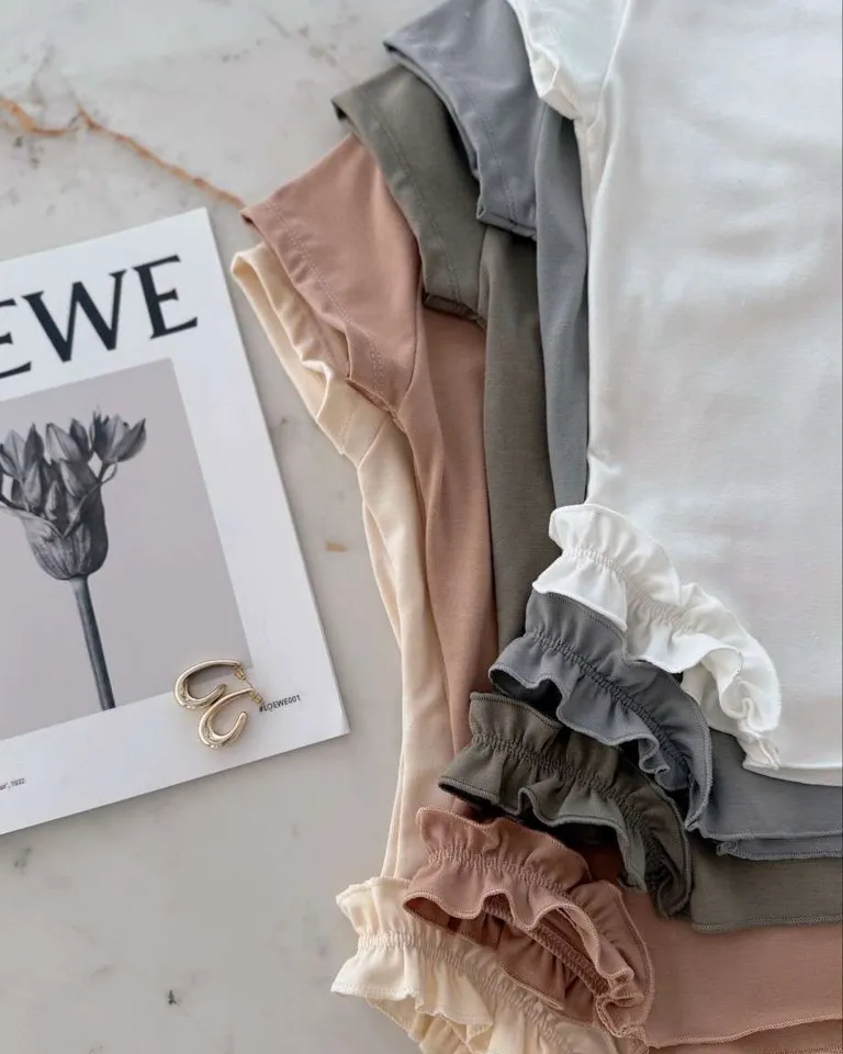 Remera corta de algodón y lycra con volados laterales en la cintura de Hesed en Remeras para argentina