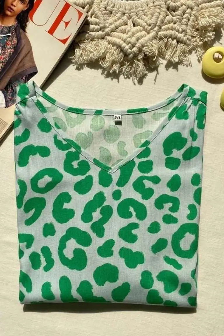 Remera Estampada Cuello V de Hesed en Remeras para argentina