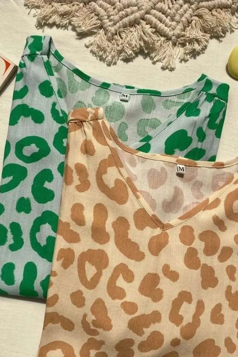 Remera Estampada Cuello V de Hesed en Remeras para argentina