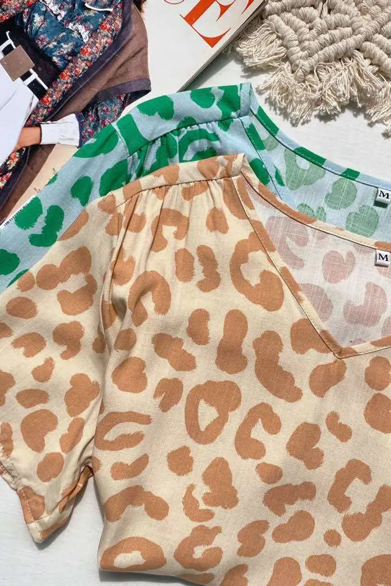 Remera Estampada Cuello V de Hesed en Remeras para argentina