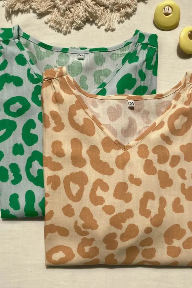 Remera Estampada Cuello V de Hesed en Remeras para argentina