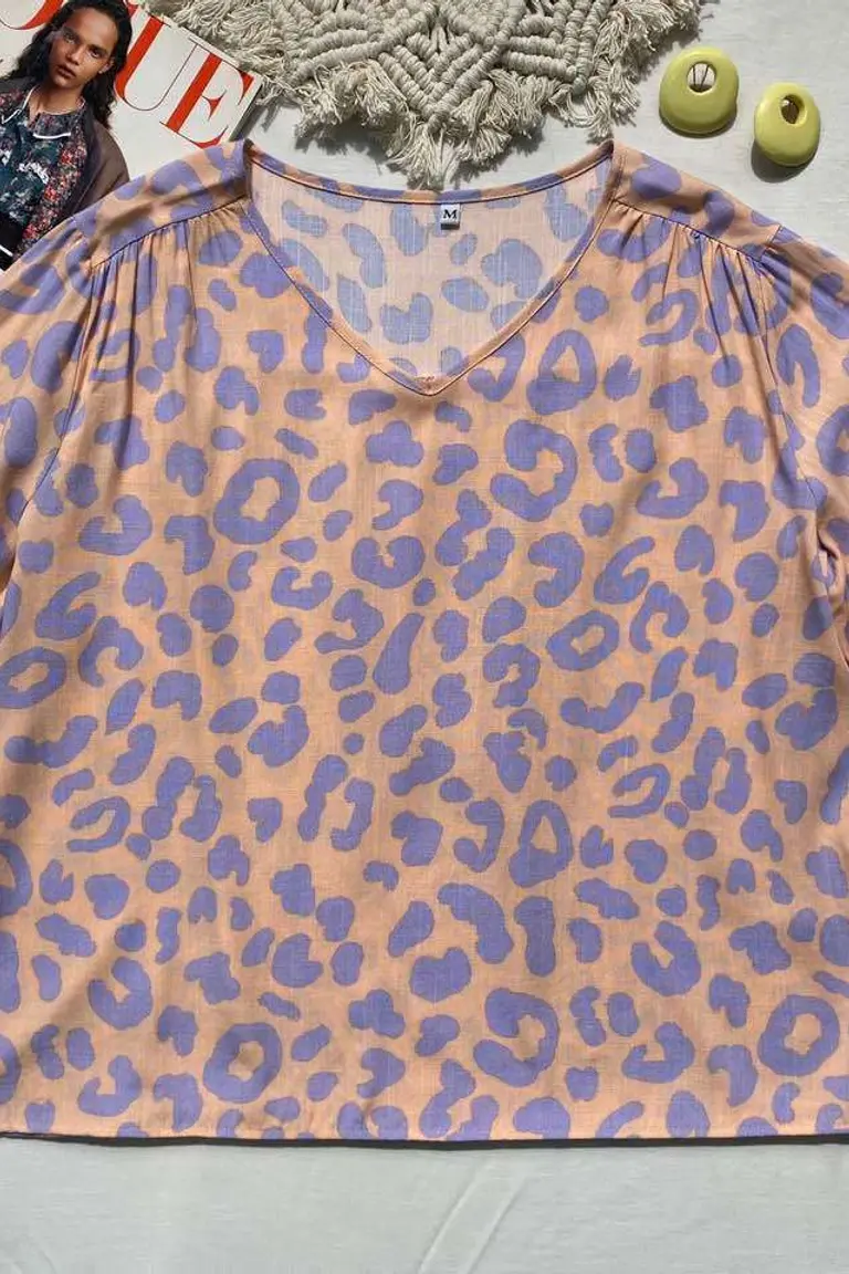 Remera Estampada Cuello V de Hesed en Remeras para argentina