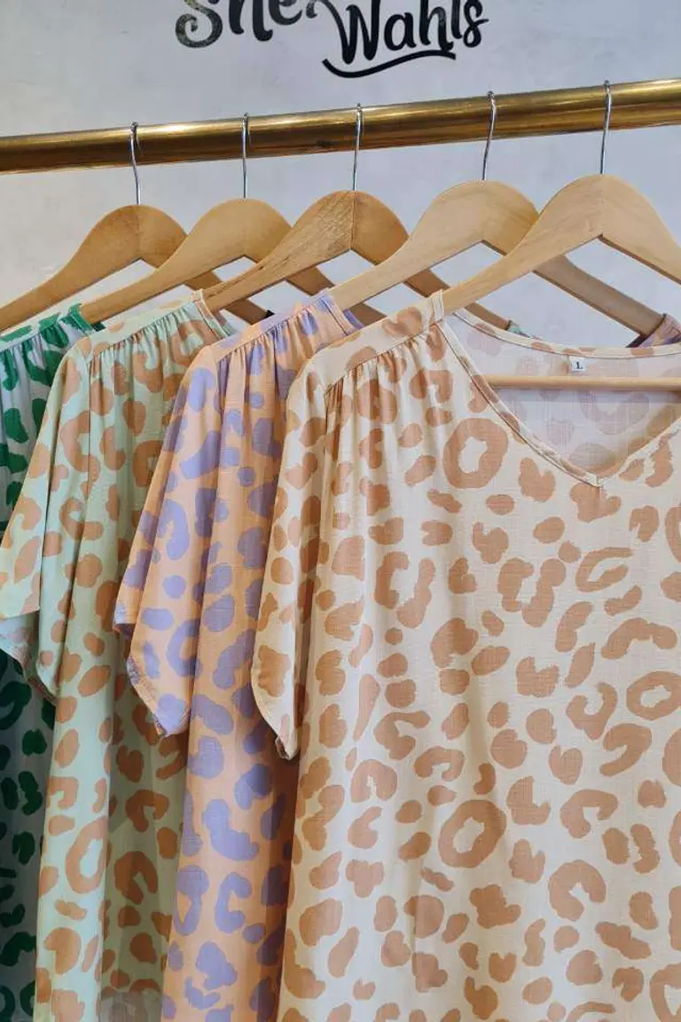 Remera Estampada Cuello V de Hesed en Remeras para argentina