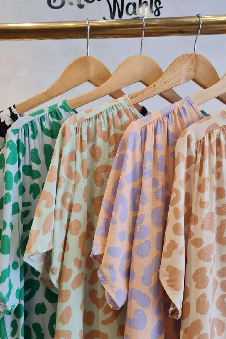 Remera Estampada Cuello V de Hesed en Remeras para argentina