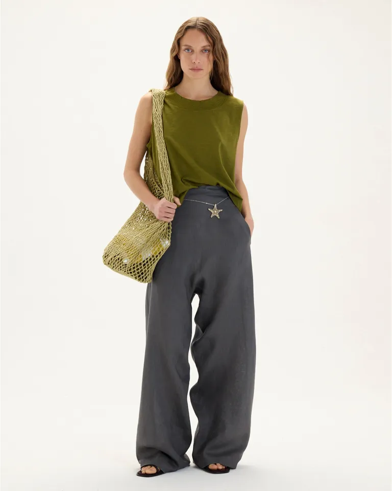 Musculosa de algodón pima en color verde con cuello amplio y terminación en ribb ancho de Blue Sheep en Remeras para argentina