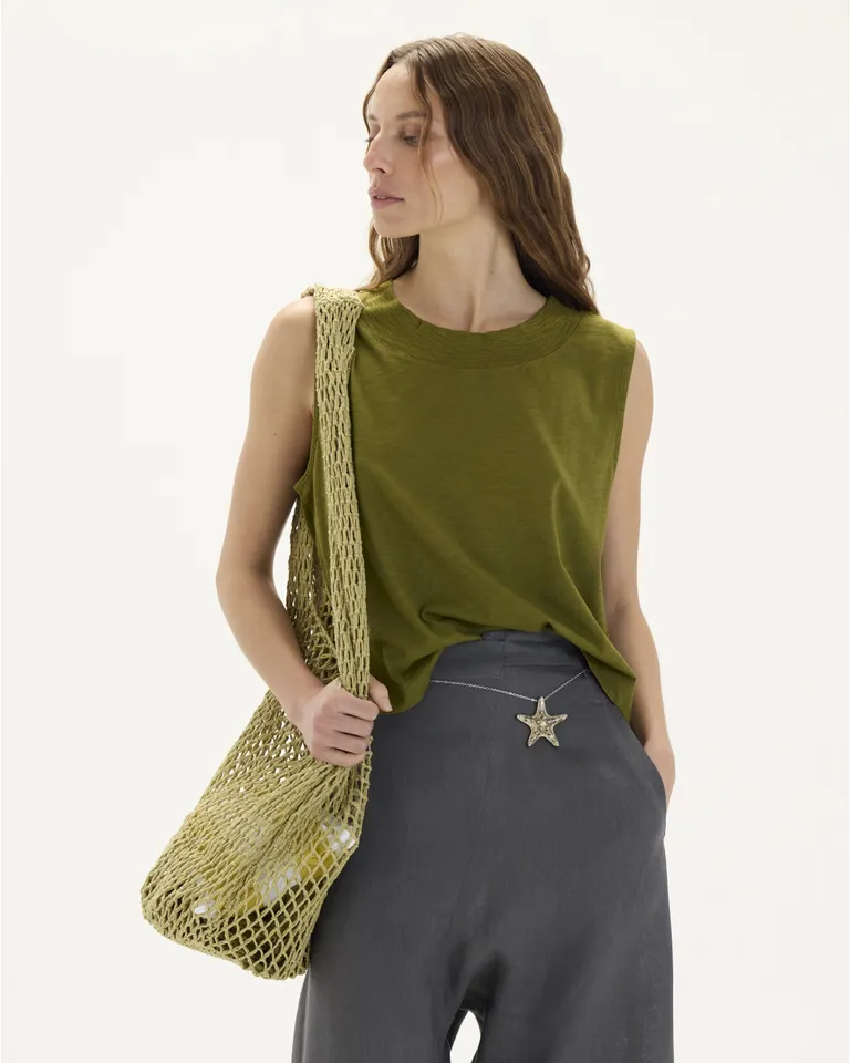 Musculosa de algodón pima en color verde con cuello amplio y terminación en ribb ancho de Blue Sheep en Remeras para argentina