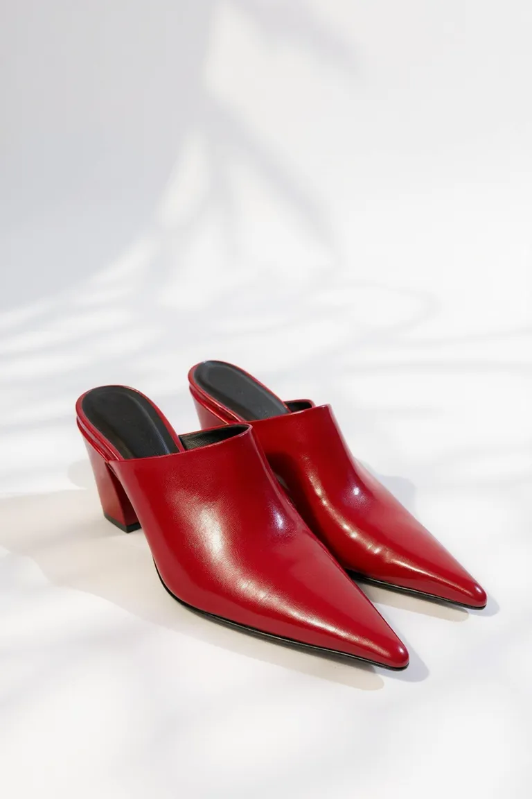 Zuecos de cuero rojo con taco de 6 cm para mujer de Maria Cher en Zuecos Planos para argentina