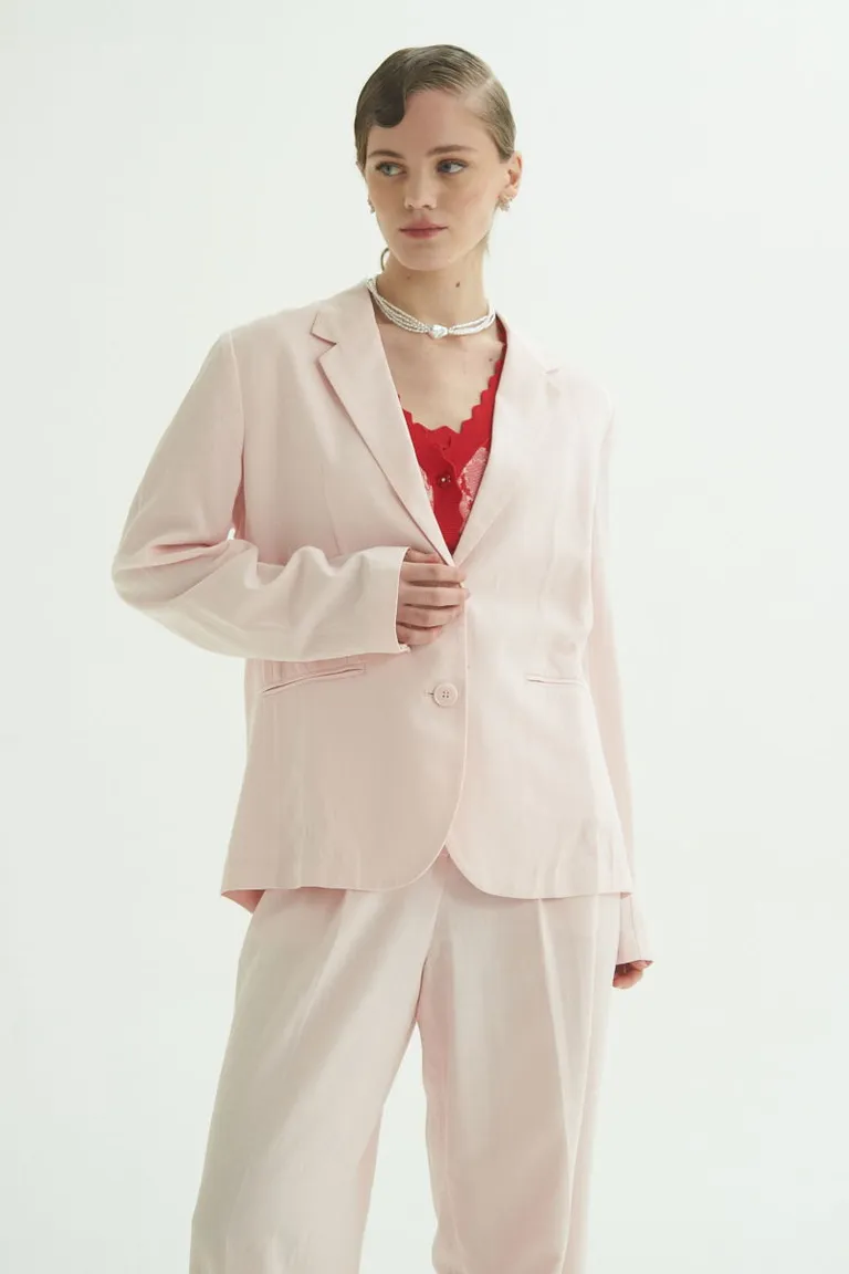 Blazer sastrero recto con hombreras, solapa clásica, botones y bolsillos laterales de Las Pepas en Blazers para argentina