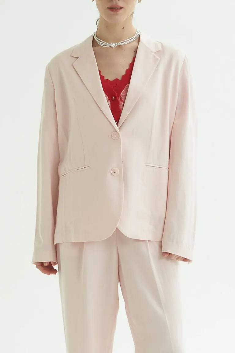 Blazer sastrero recto con hombreras, solapa clásica, botones y bolsillos laterales de Las Pepas en Blazers para argentina