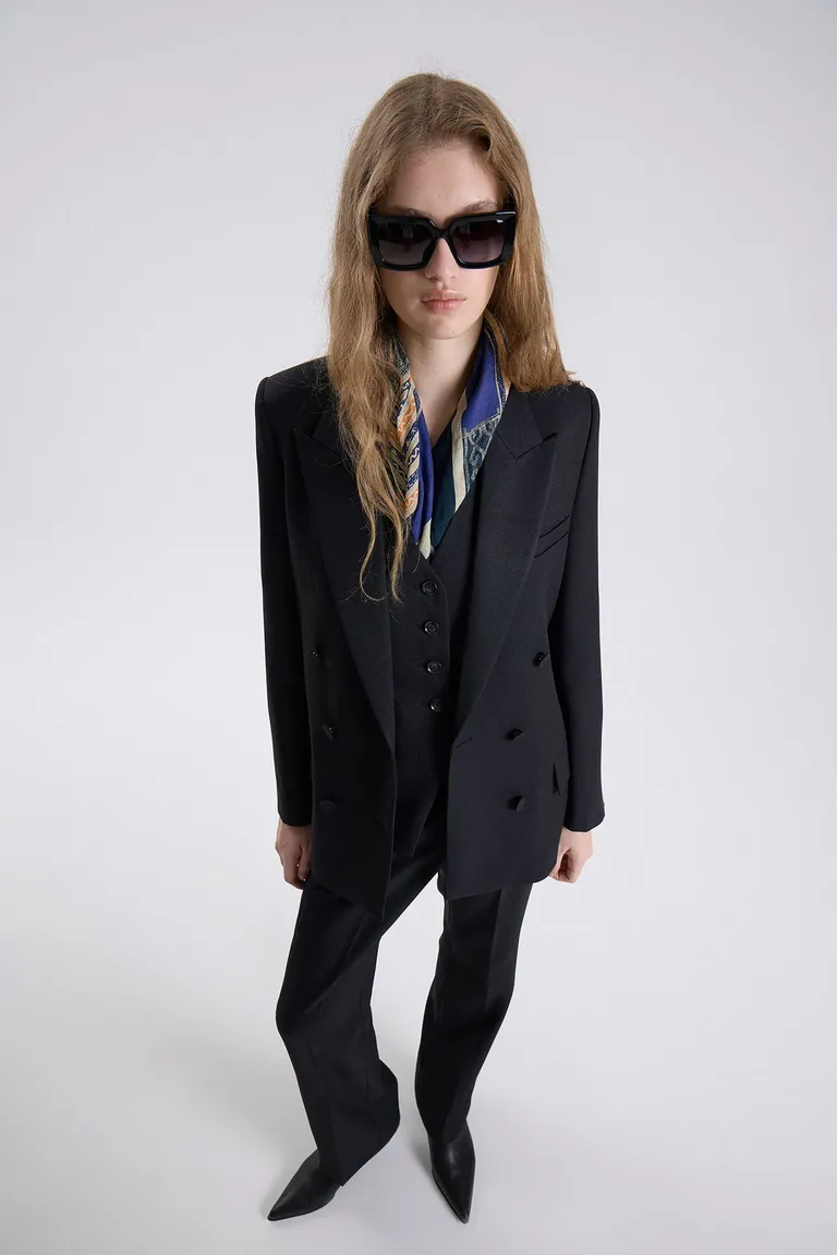 Saco sastre cruzado con botones delanteros, bolsillos con tapa y diseño estructurado de Maria Cher en Blazers para argentina