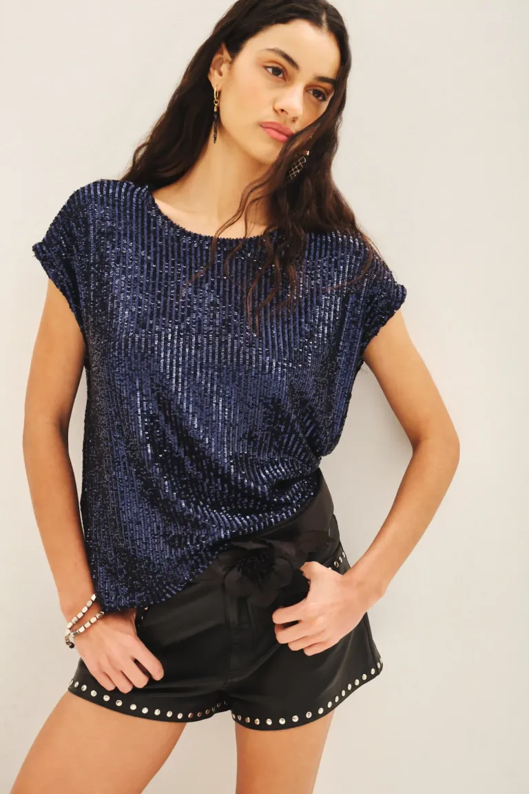 Remera de lentejuelas con cuello redondo y manga caída, un look elegante y canchero de Rapsodia en Remeras para argentina