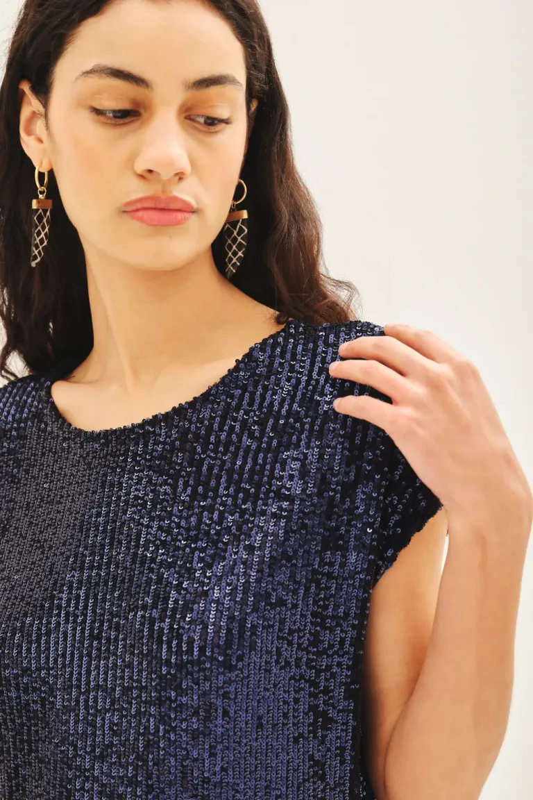 Remera de lentejuelas con cuello redondo y manga caída, un look elegante y canchero de Rapsodia en Remeras para argentina