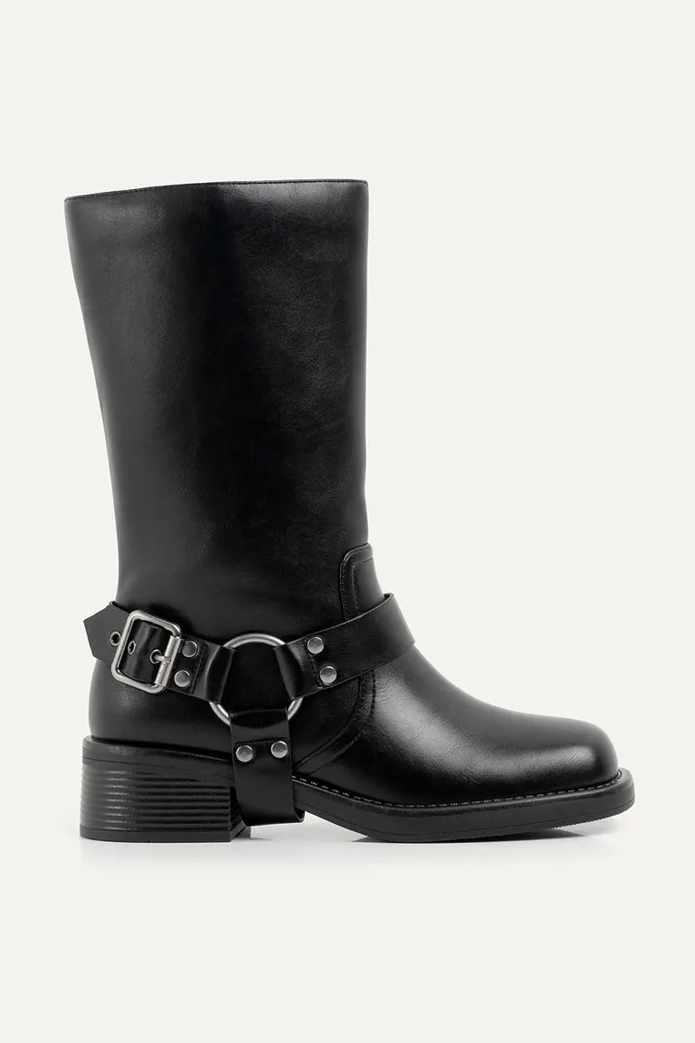 Botas biker de caña media en símil cuero negro con tachas y argollas metálicas de 47 Street en Botas y Botinetas para argentina
