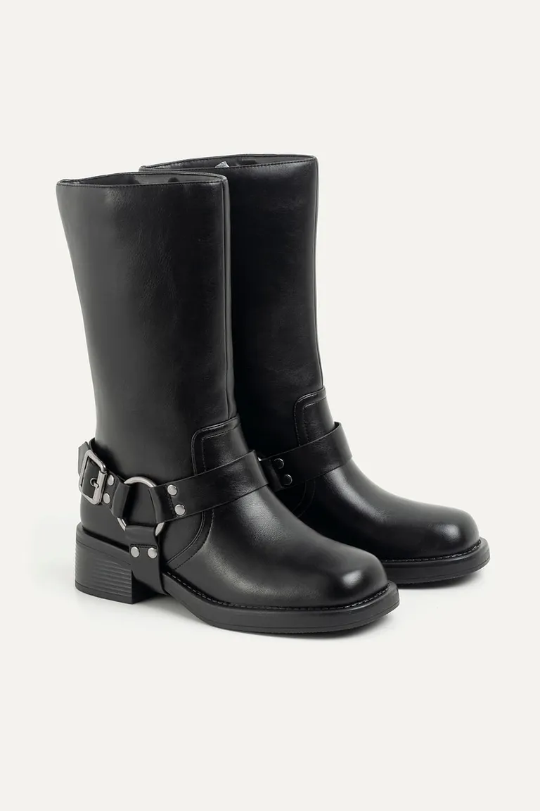 Botas biker de caña media en símil cuero negro con tachas y argollas metálicas de 47 Street en Botas y Botinetas para argentina