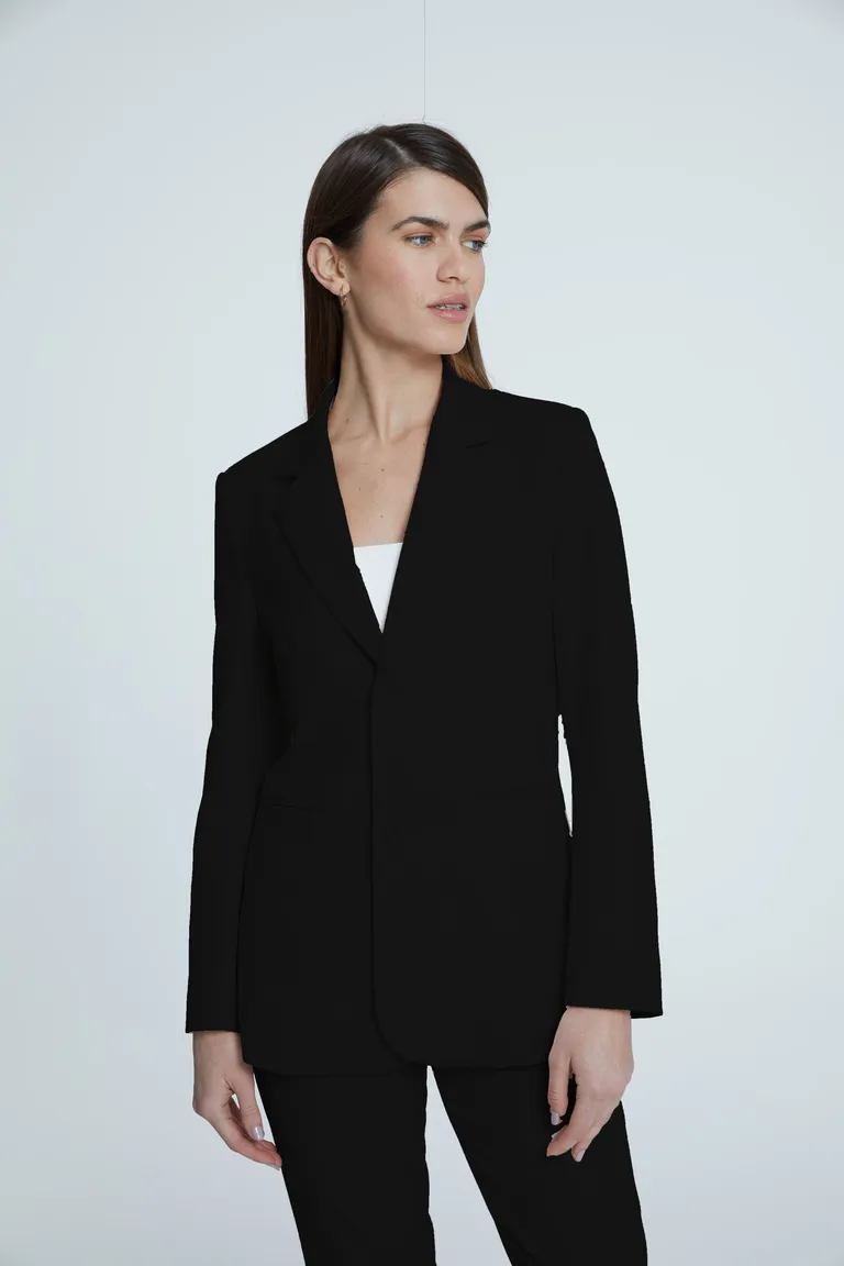 Blazer negro de corte recto y calce regular para un look elegante y sofisticado de Naíma en Blazers para argentina