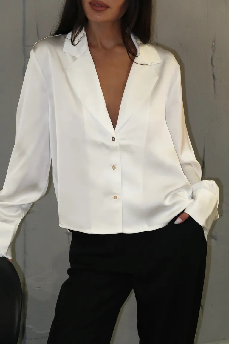 Camisa de satén off-white con escote pronunciado y solapas de Naíma en Camisas para argentina