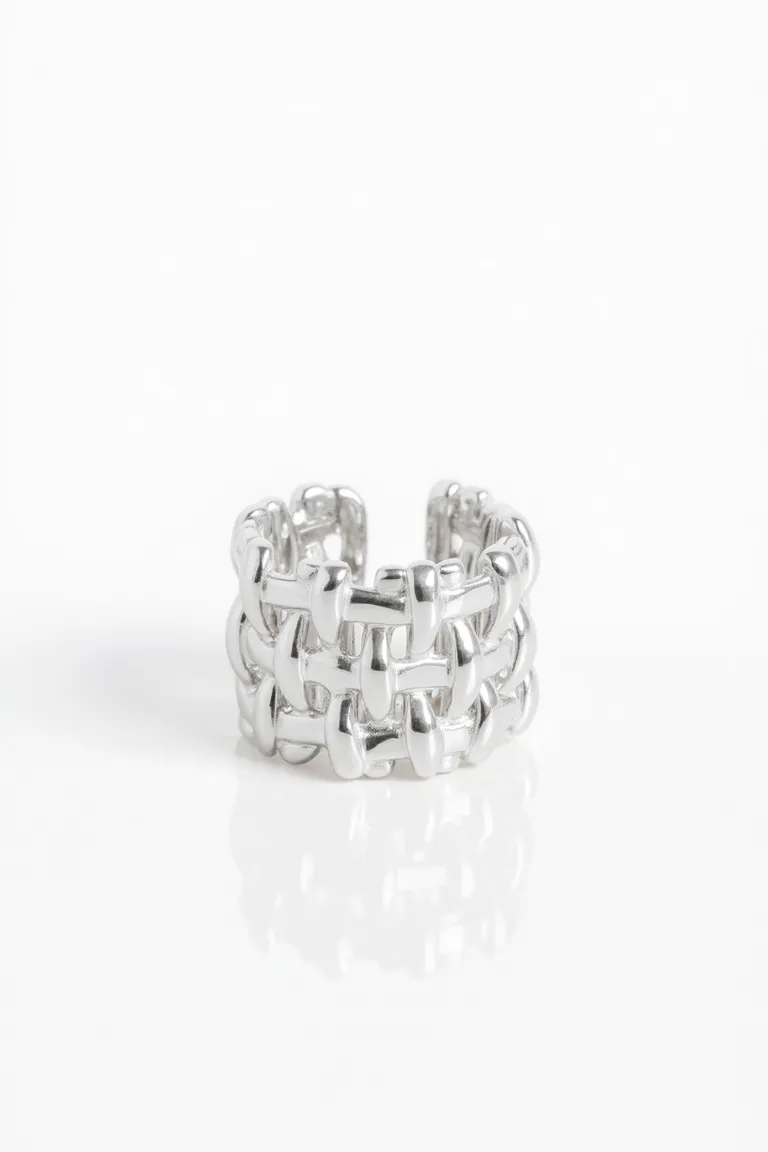 Anillo plateado con trama cuadrillé para un look elegante y veraniego de Maria Cher en Bijouterie para argentina