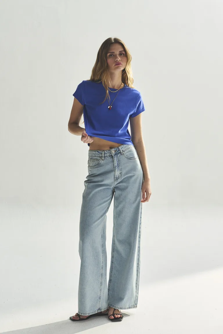 Remera azul de manga corta para mujer, ideal para combinar con cualquier atuendo de Akiabara en Remeras para argentina