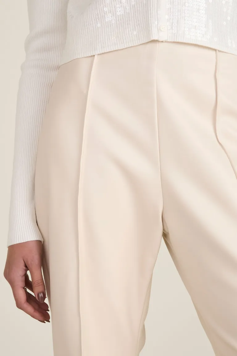 Pantalón corte flare con nervadura delantera, pinzas traseras y cierre invisible lateral para mujer de Cuesta Blanca en Pantalones para argentina