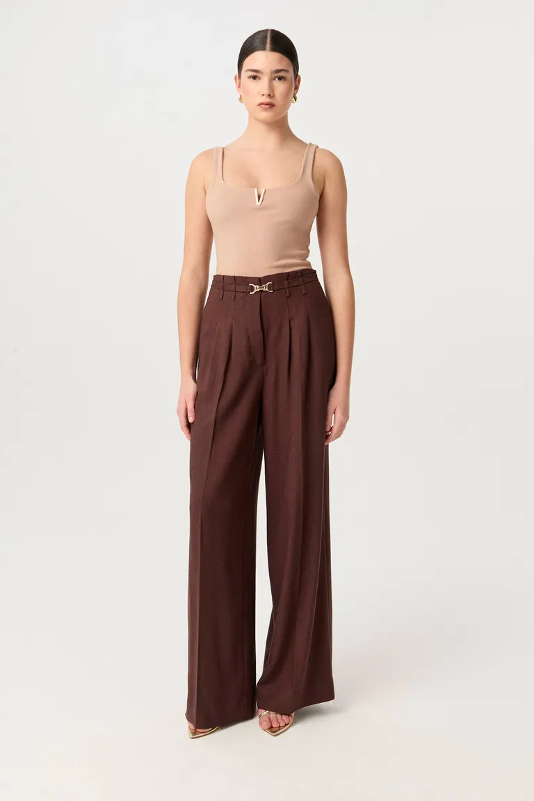 Top de ribb compacto de escote cuadrado con breteles anchos y detalles metálicos de Markova en Tops para argentina