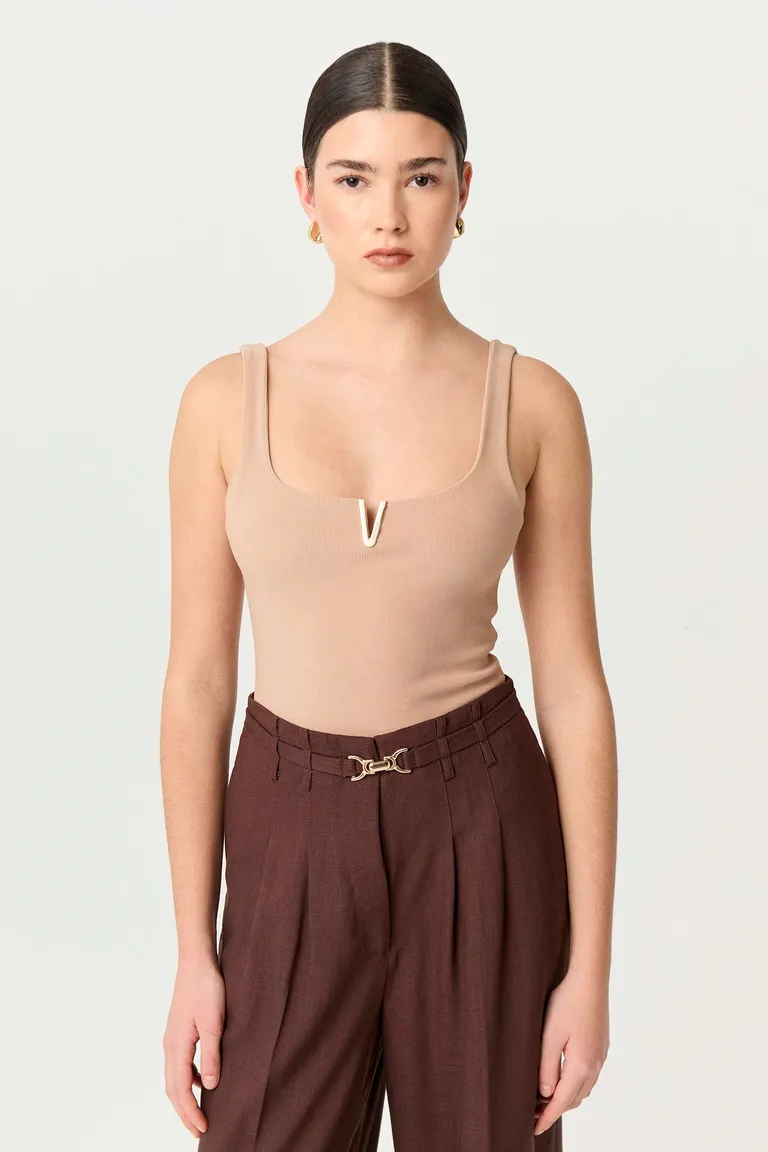 Top de ribb compacto de escote cuadrado con breteles anchos y detalles metálicos de Markova en Tops para argentina