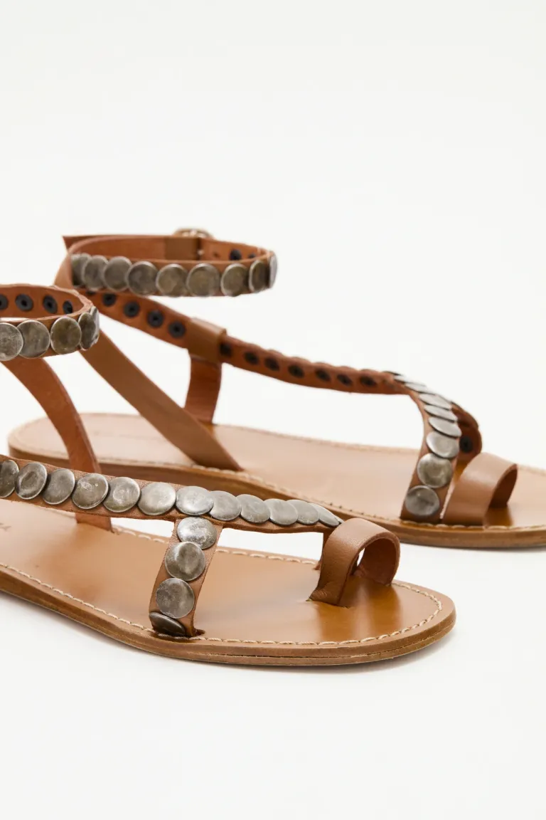 Sandalia de cuero con detalles metálicos en tono marrón - Calzado femenino de tendencia de Rapsodia en Sandalias para argentina