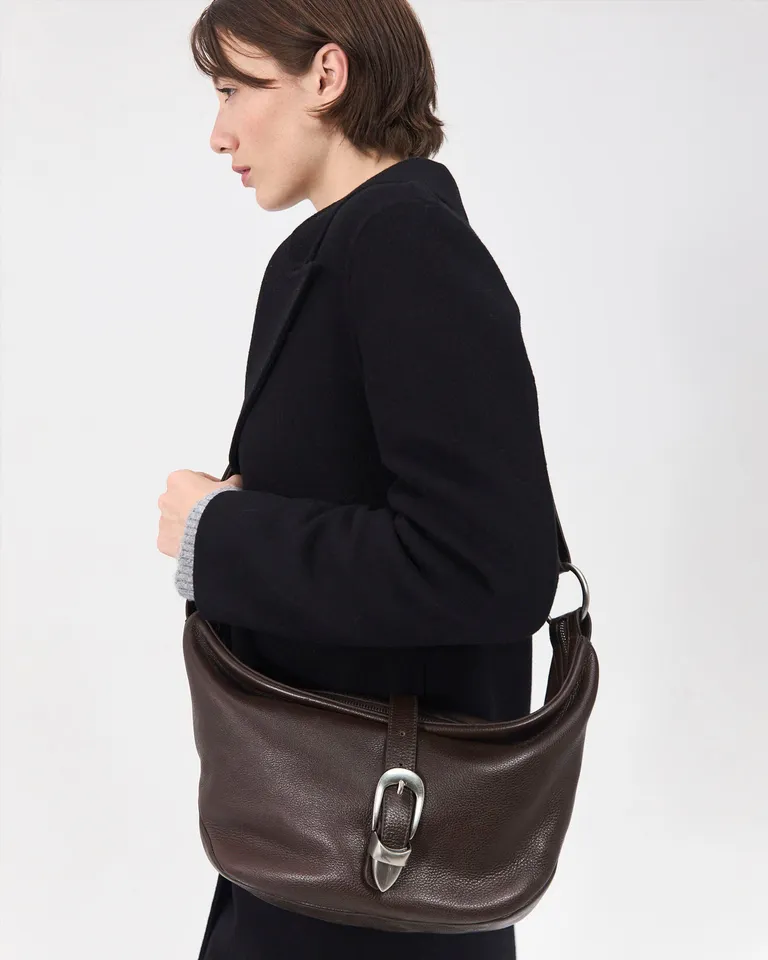 Bolso de cuero marrón con forma mórbida y gran capacidad de Prüne en Bolsos y Carteras para argentina