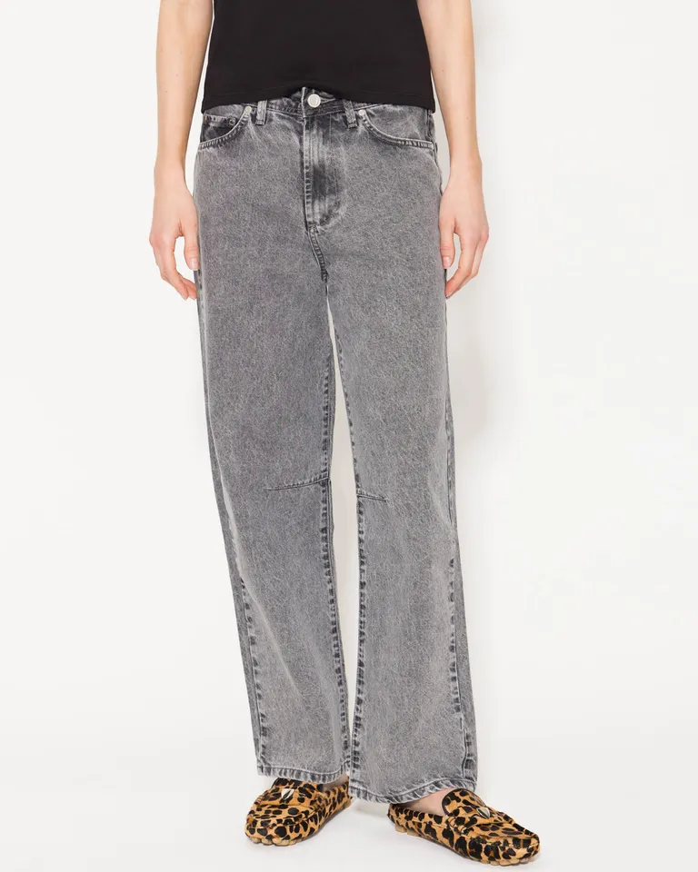 Jeans de tiro largo y pierna ancha en color gris para un estilo casual y cómodo de Jazmin Chebar en Pantalones para argentina
