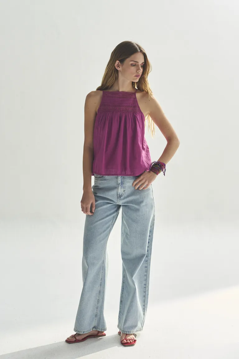 Blusa de tirantes rosa, diseño sencillo y elegante para un look casual y moderno de Akiabara en Blusas para argentina