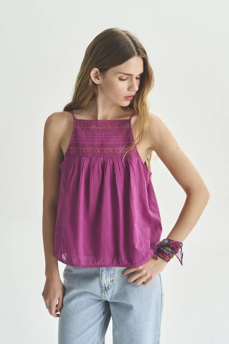 Blusa de tirantes rosa, diseño sencillo y elegante para un look casual y moderno de Akiabara en Blusas para argentina