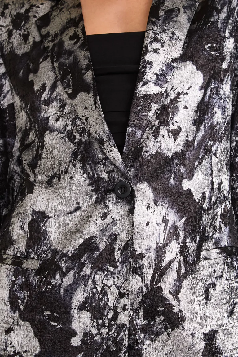 Blazer con cuello solapa, cierre frontal y bolsillos ojal forrado de Cuesta Blanca en Blazers para argentina